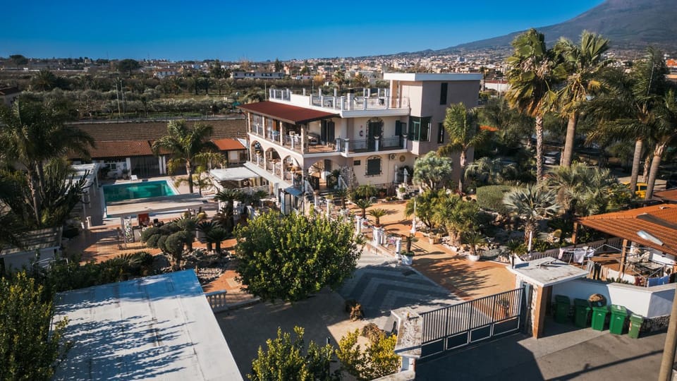 Property building, Garden, Swimming pool