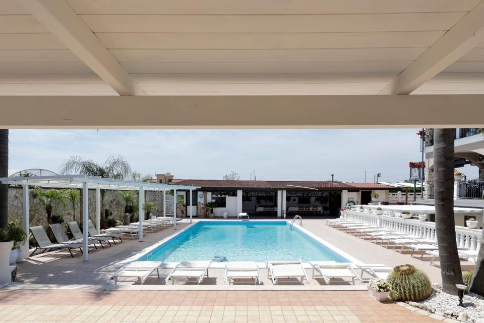 Swimming pool, sunbed