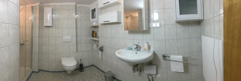 Shower, Toilet, towels