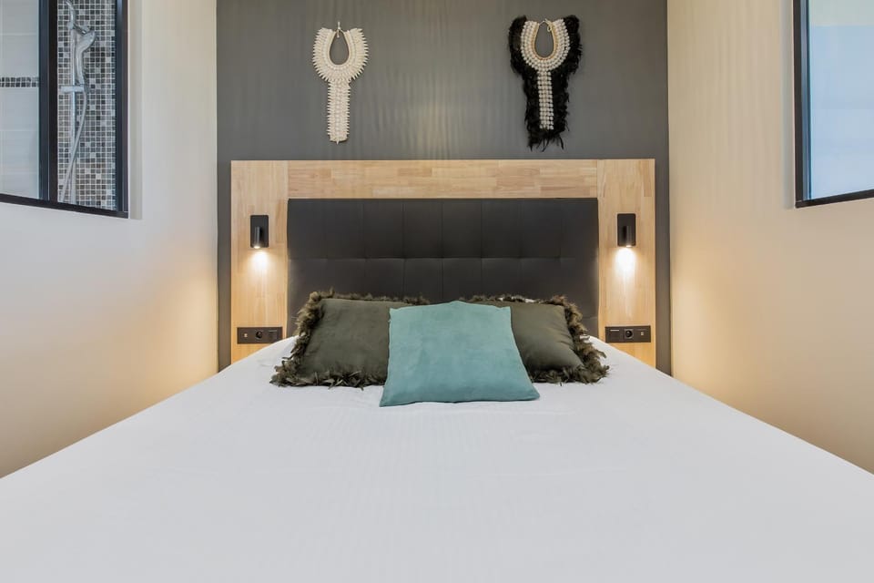 Bedroom, internet