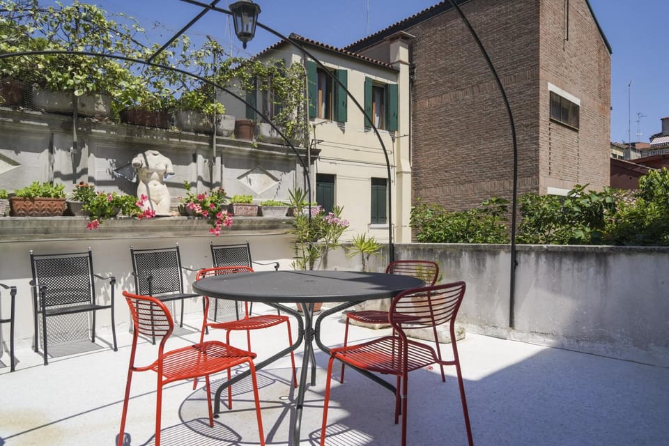 Family apartment with Terrace Venice Historical Center Apartment in Venice