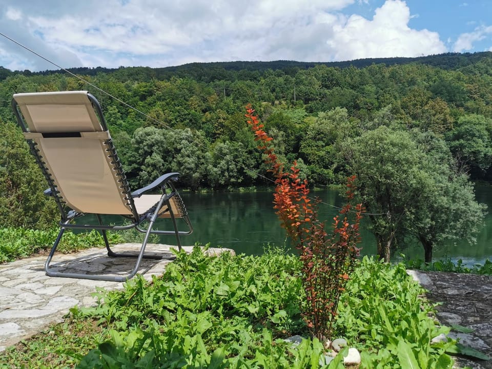 Brvnara na obali reke Drine Nature lodge in Zlatibor District, Serbia