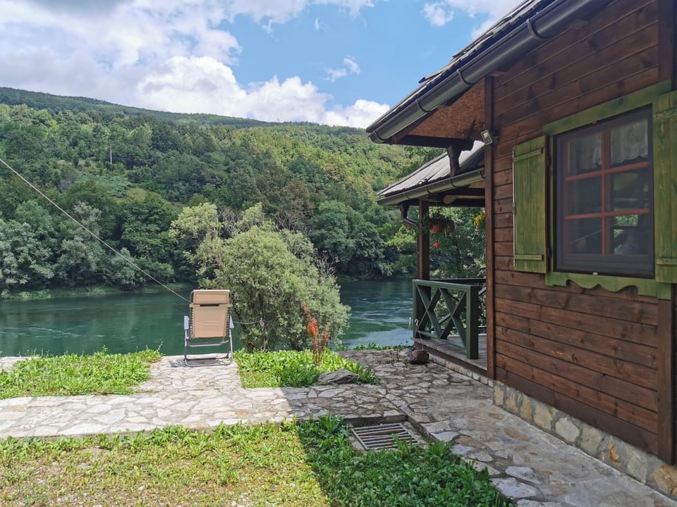 Brvnara na obali reke Drine Nature lodge in Zlatibor District, Serbia