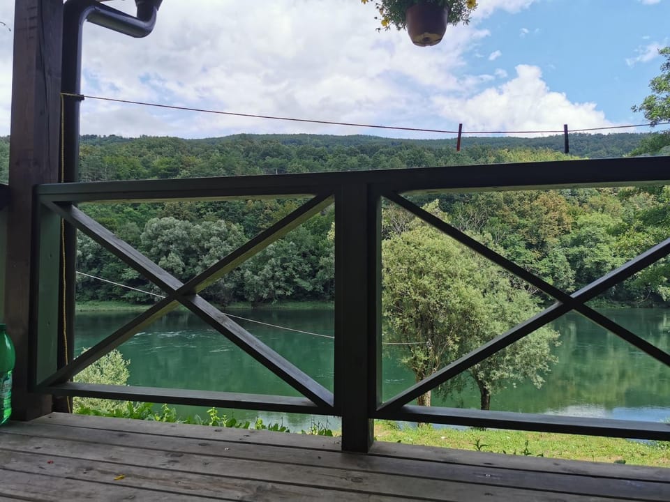 Brvnara na obali reke Drine Nature lodge in Zlatibor District, Serbia
