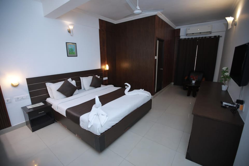 Bed, TV and multimedia, Photo of the whole room, Bedroom, towels, air conditioner