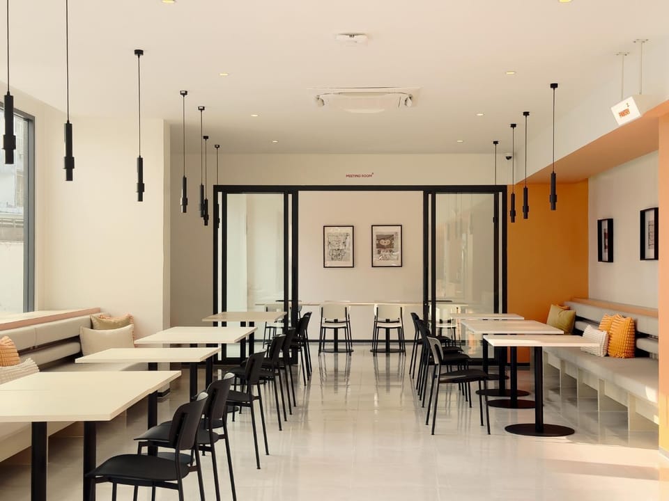 Restaurant/places to eat, Living room, Seating area