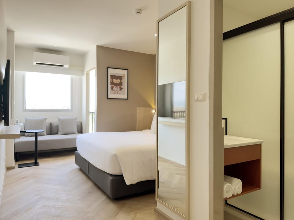 Bed, TV and multimedia, Photo of the whole room, Bedroom