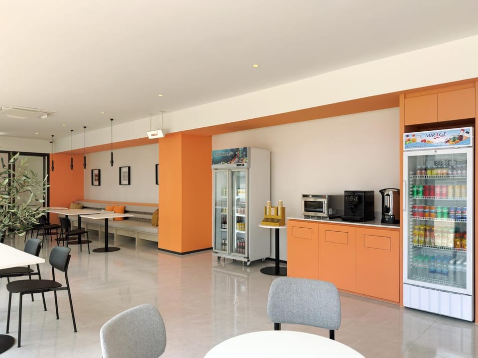 Property building, Coffee/tea facilities, Seating area, Dining area, On site, oven