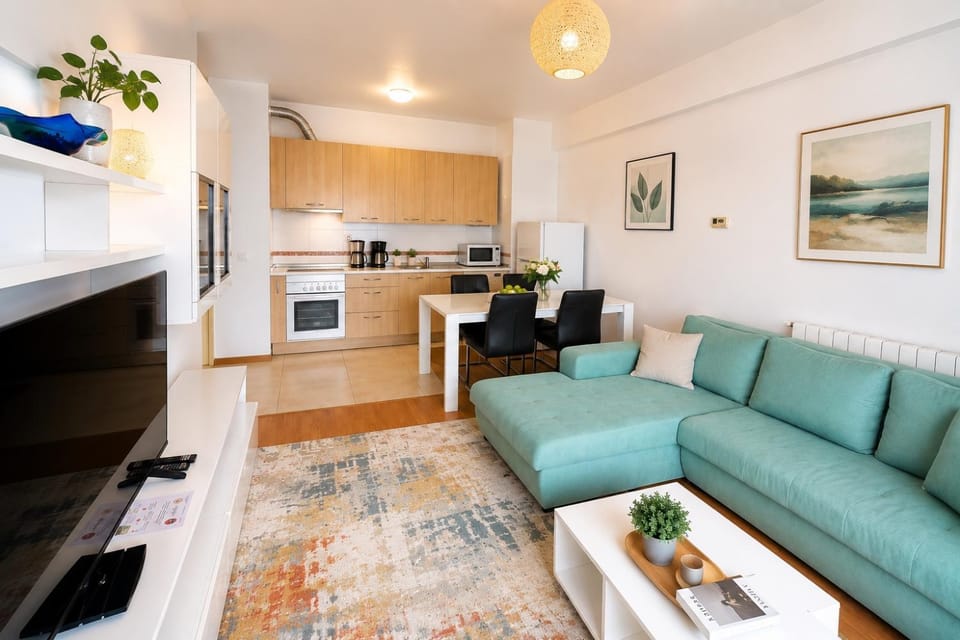 TV and multimedia, Kitchen or kitchenette, Living room, Seating area, Dining area, oven, stove, toaster