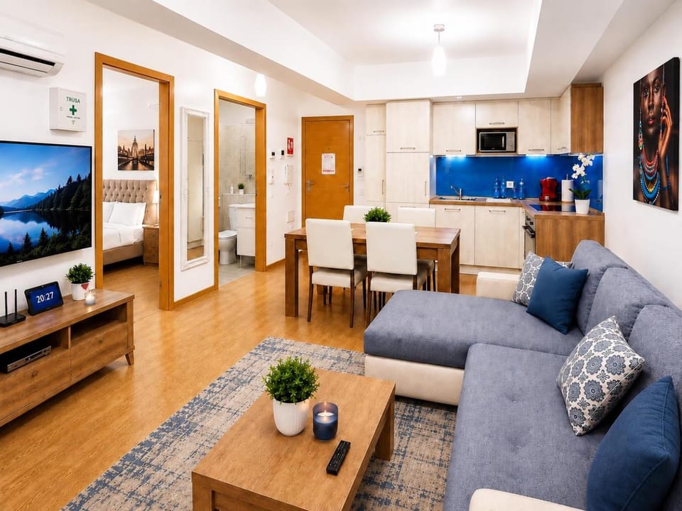 TV and multimedia, Kitchen or kitchenette, Living room, Seating area, Dining area, oven, stove
