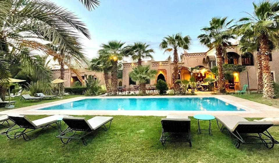 Property building, Restaurant/places to eat, Pool view, Swimming pool, Breakfast