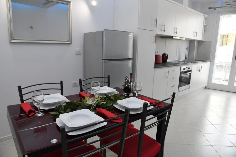 Kitchen or kitchenette, Dining area