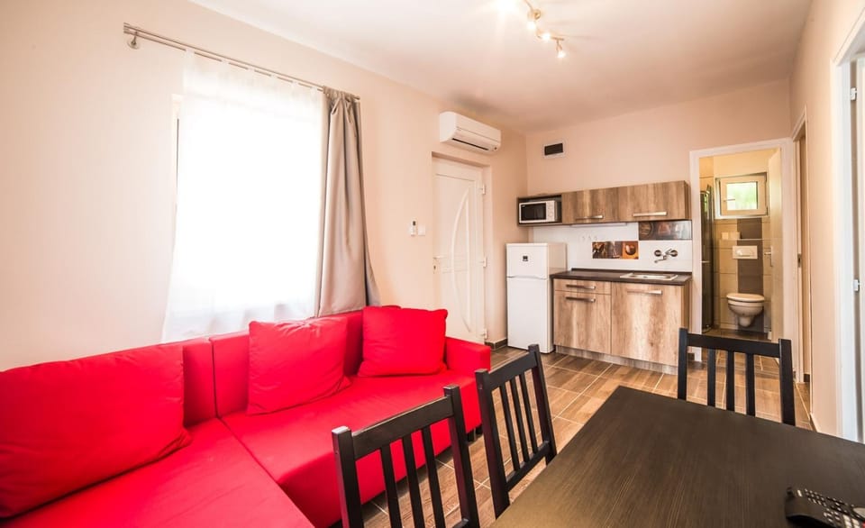 Kitchen or kitchenette, Seating area, Dining area, minibar, air conditioner
