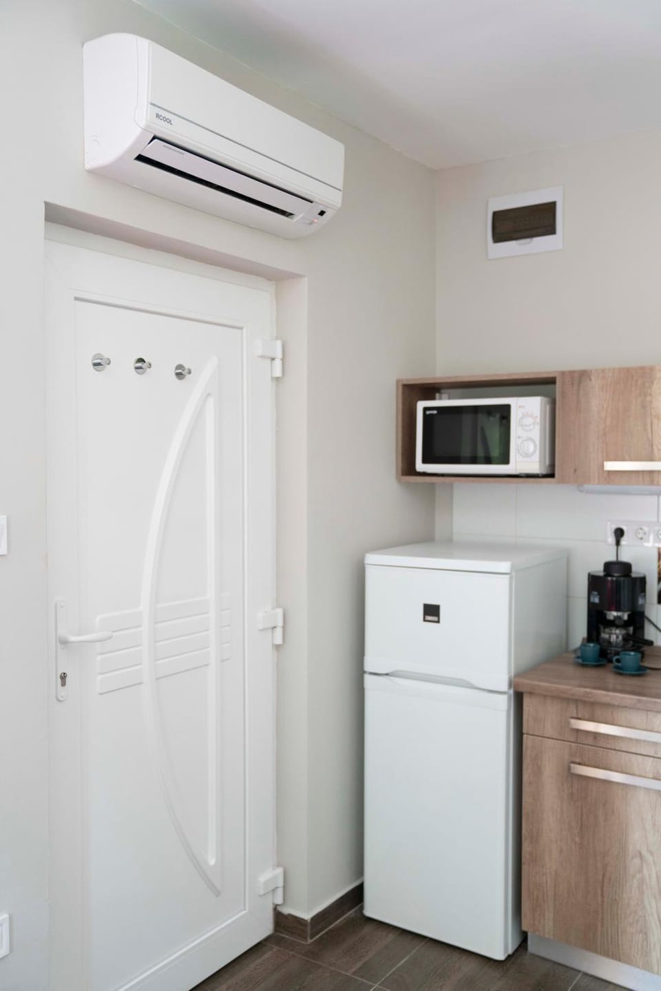 Kitchen or kitchenette, minibar, air conditioner