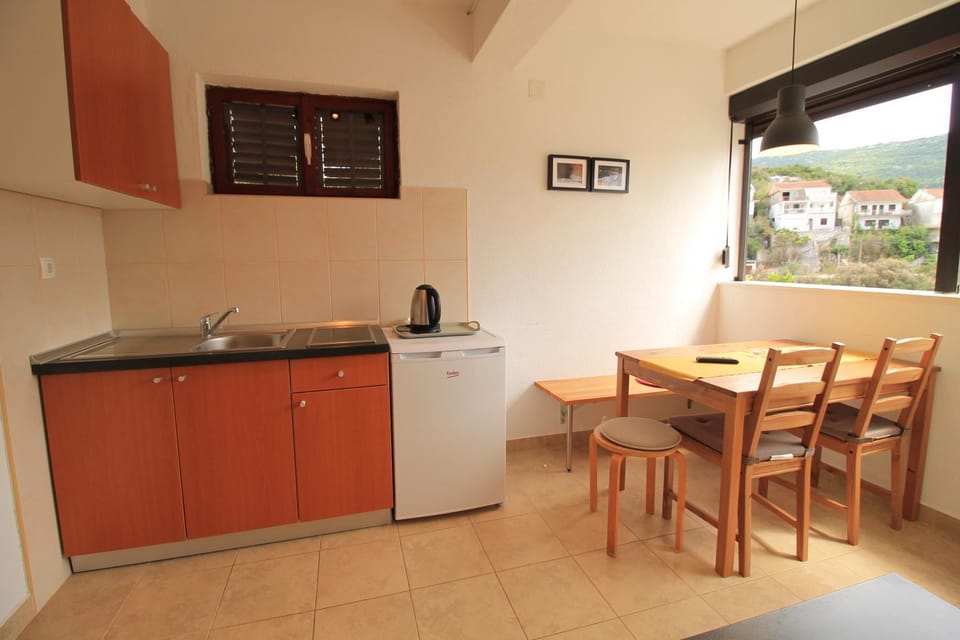 Coffee/tea facilities, Kitchen or kitchenette, Dining area, Street view