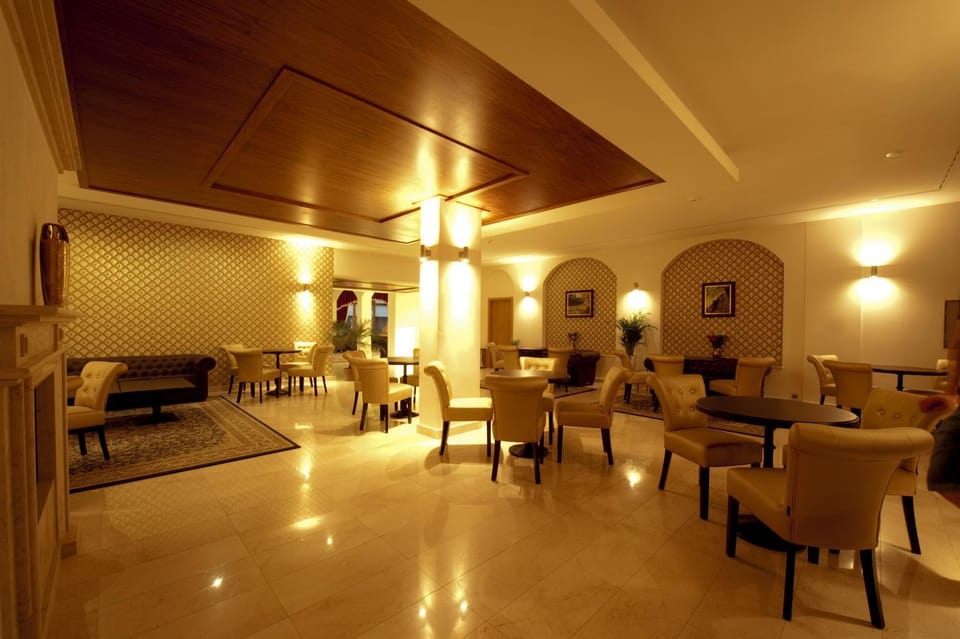 Restaurant/places to eat, Lobby or reception, Lounge or bar, Dining area