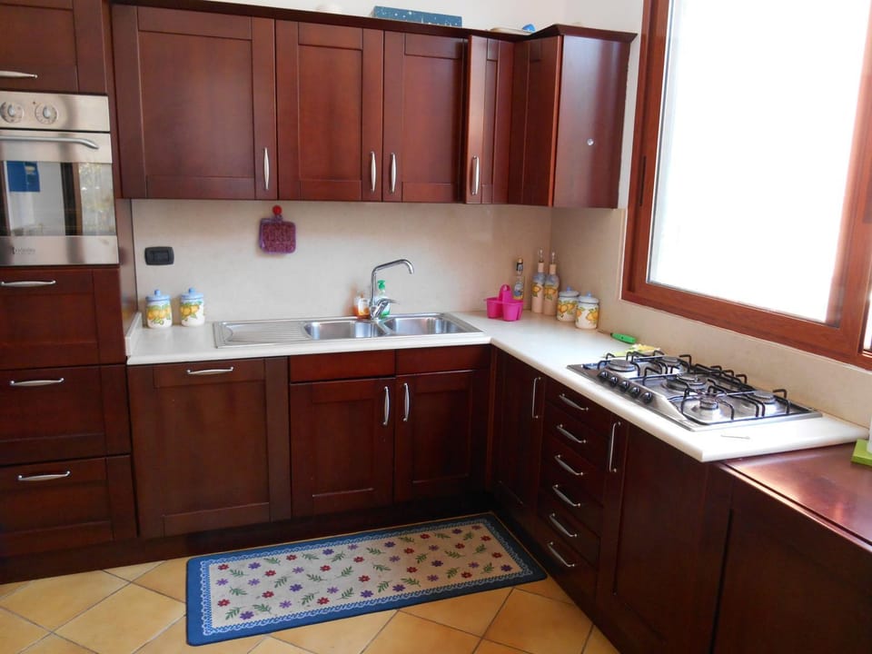 Kitchen or kitchenette, pet friendly, stove