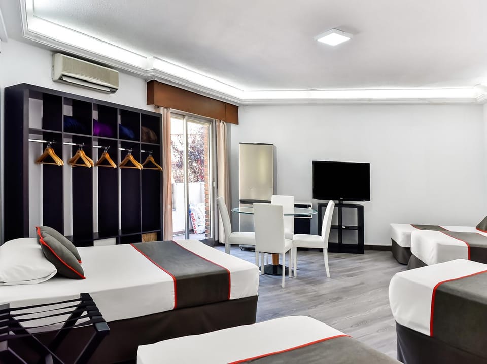 TV and multimedia, Living room, Photo of the whole room, air conditioner