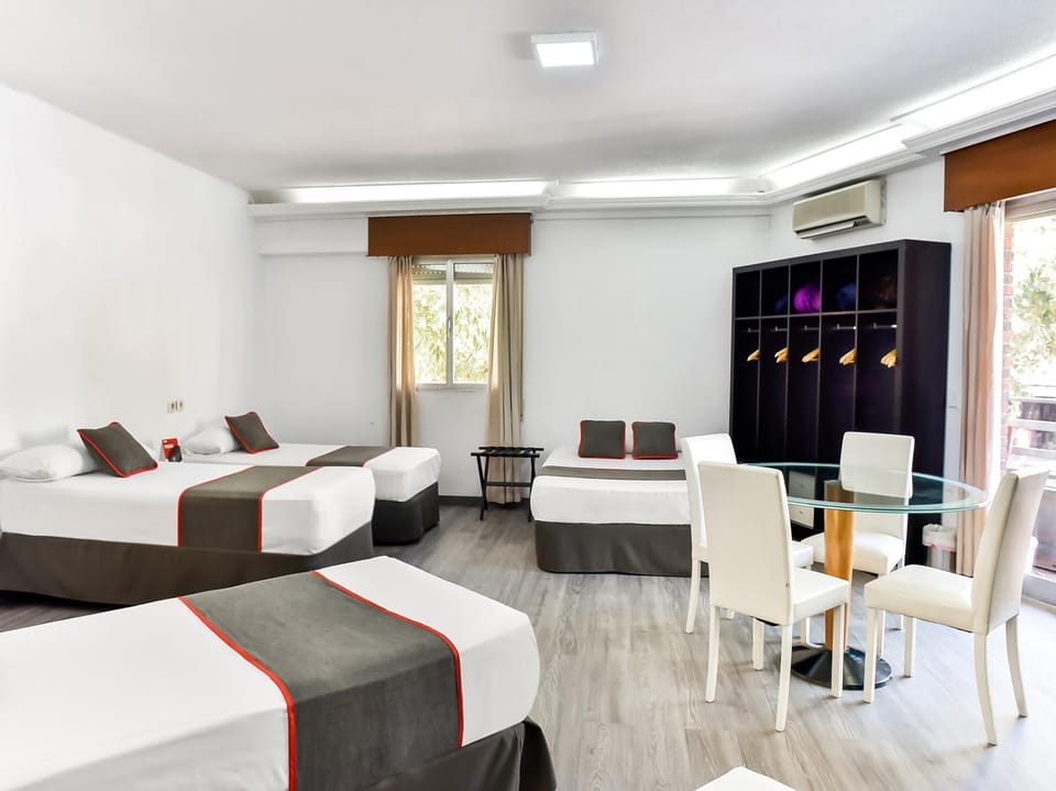 Bed, TV and multimedia, Living room, Photo of the whole room, Seating area, Bedroom, air conditioner