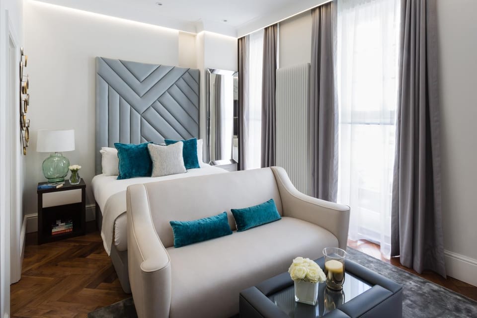 Bed, Seating area, Bedroom