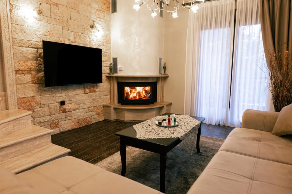 TV and multimedia, Seating area, fireplace