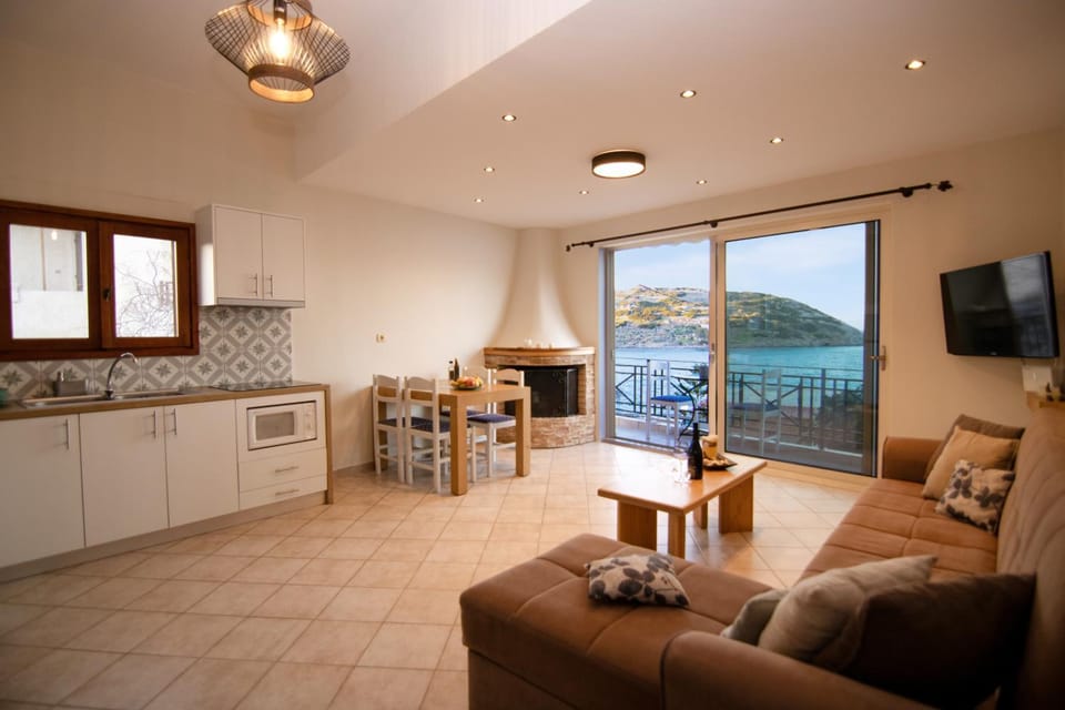 Natural landscape, TV and multimedia, Kitchen or kitchenette, Living room, Seating area, Dining area, Mountain view, River view, Sea view