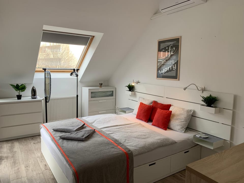 Bed, Photo of the whole room, Bedroom