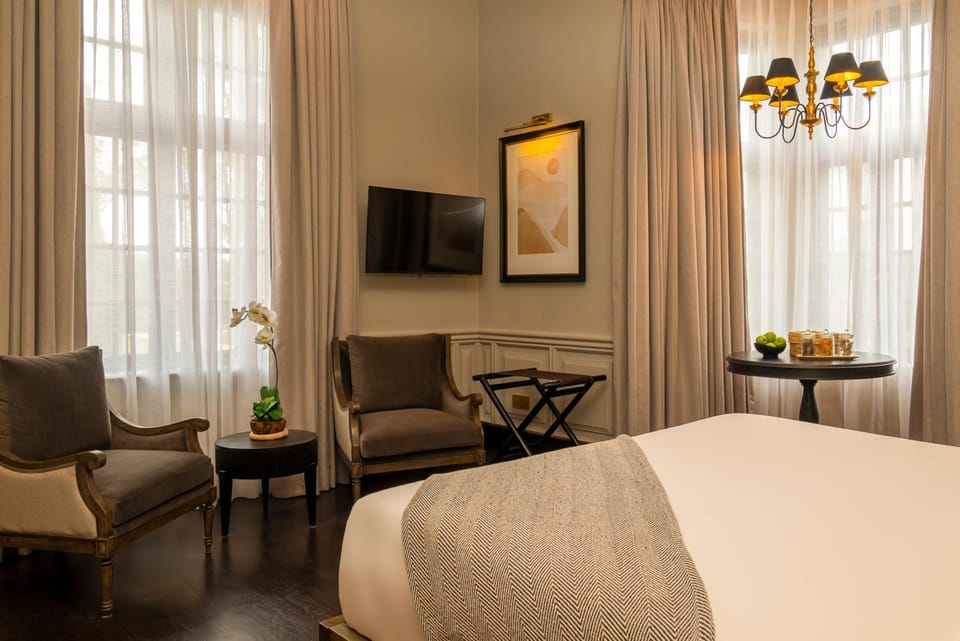 Bed, TV and multimedia, Bedroom