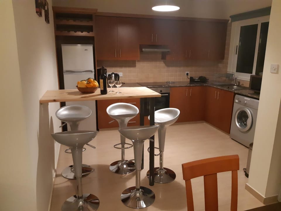 Kitchen or kitchenette, Dining area, dishwasher, oven, pet friendly, stove, toaster, washing machine