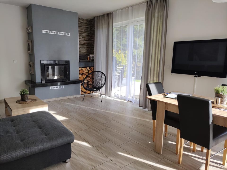 TV and multimedia, Living room, Seating area, flat iron