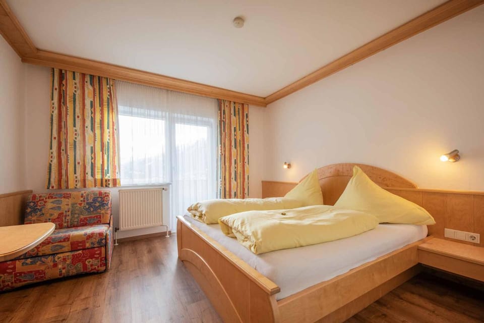 Balcony/Terrace, Photo of the whole room, Mountain view, locker, safe