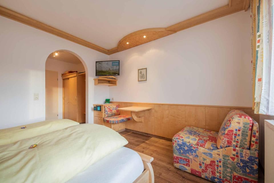 Balcony/Terrace, Photo of the whole room, Mountain view, locker, safe