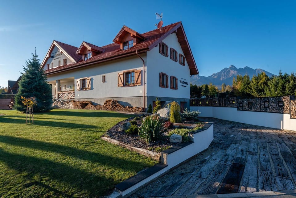 Property building, Spring, Day, Natural landscape, Garden, Balcony/Terrace, Mountain view