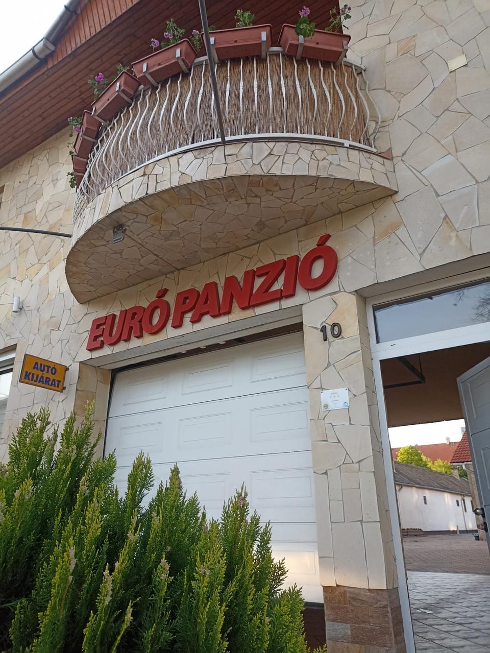 Property building, Facade/entrance, Day, Logo/Certificate/Sign, Street view