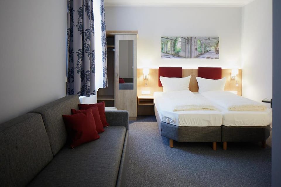 Bed, Photo of the whole room, Seating area