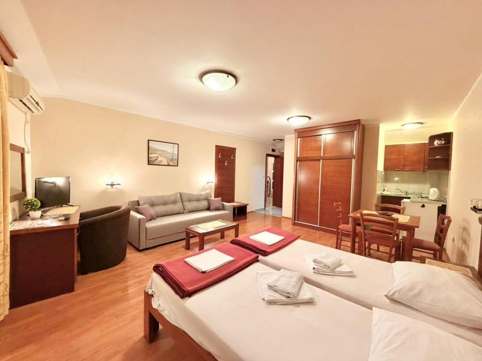 Bed, TV and multimedia, Kitchen or kitchenette, Photo of the whole room, Seating area, Dining area, towels