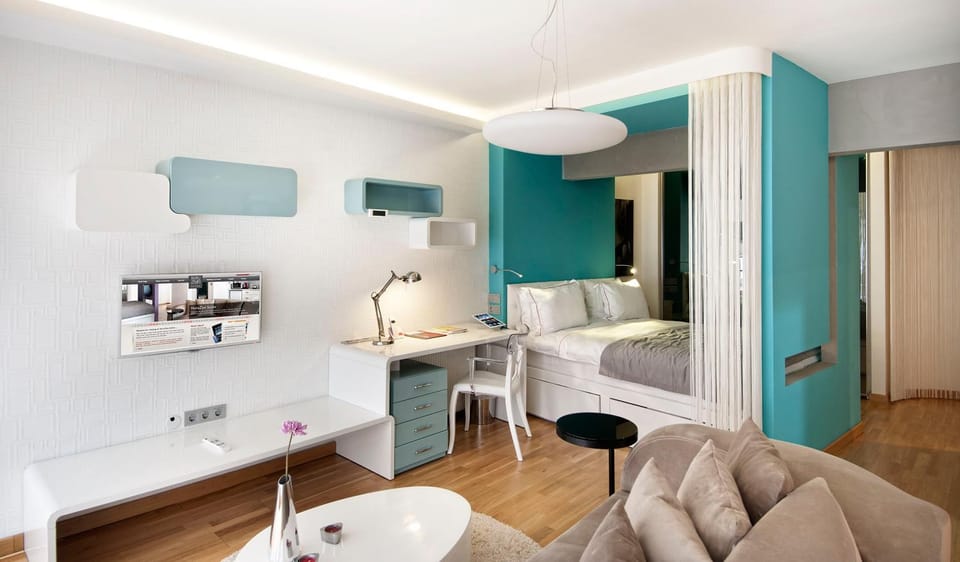 Bed, TV and multimedia, Seating area