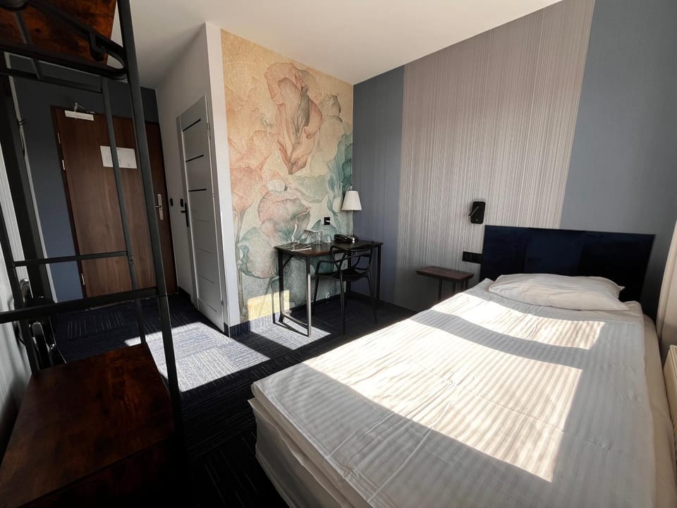 Bed, Photo of the whole room, wardrobe