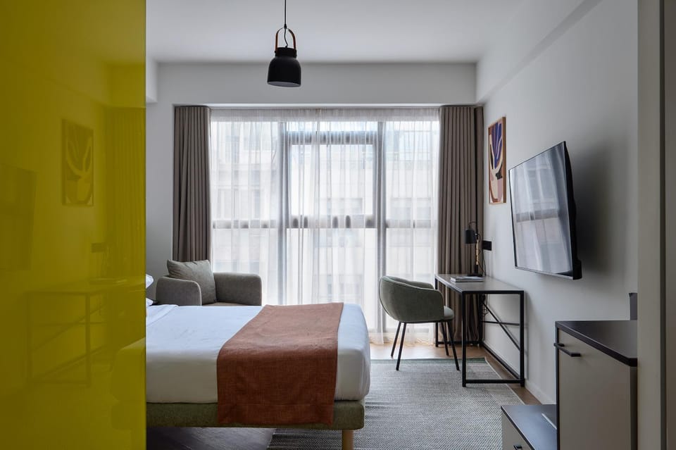 Bed, TV and multimedia, Photo of the whole room, Decorative detail, Bedroom