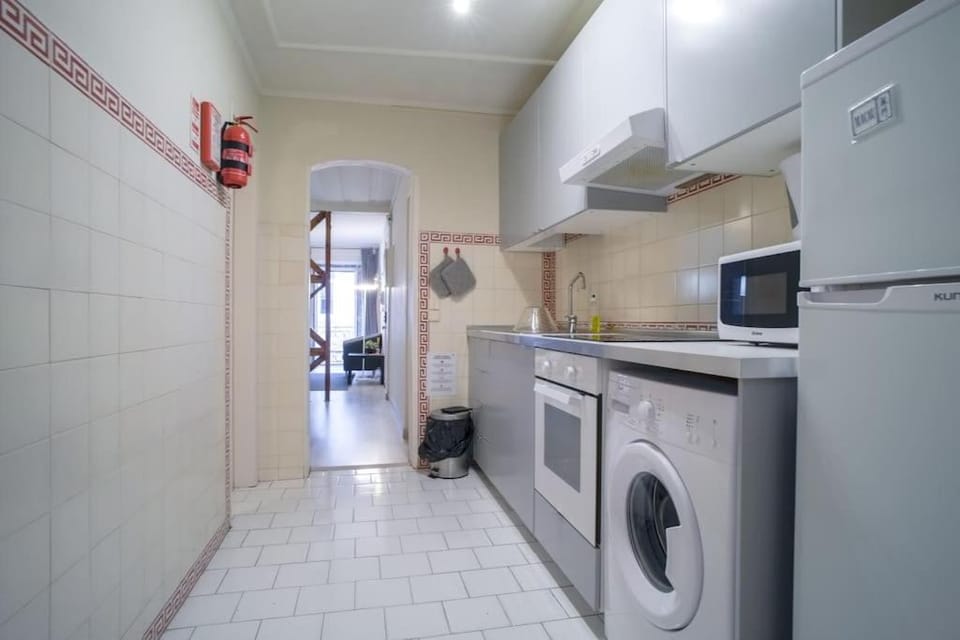 Kitchen or kitchenette, minibar, stove, washing machine