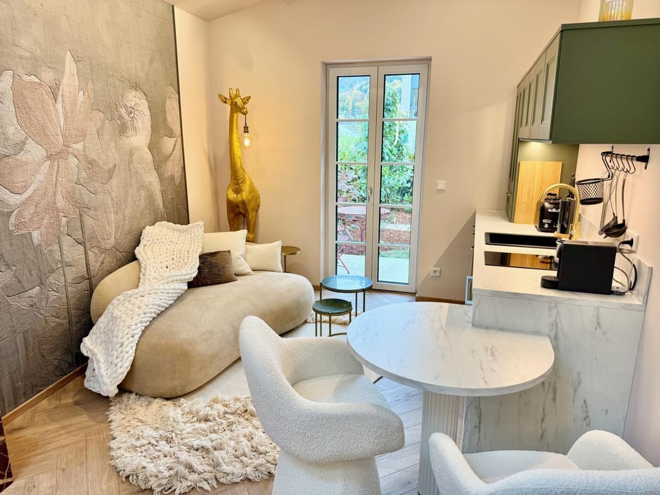 Seating area, Dining area