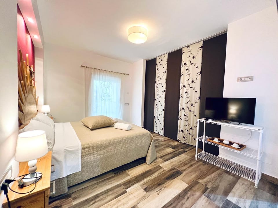 Bed, TV and multimedia, Photo of the whole room