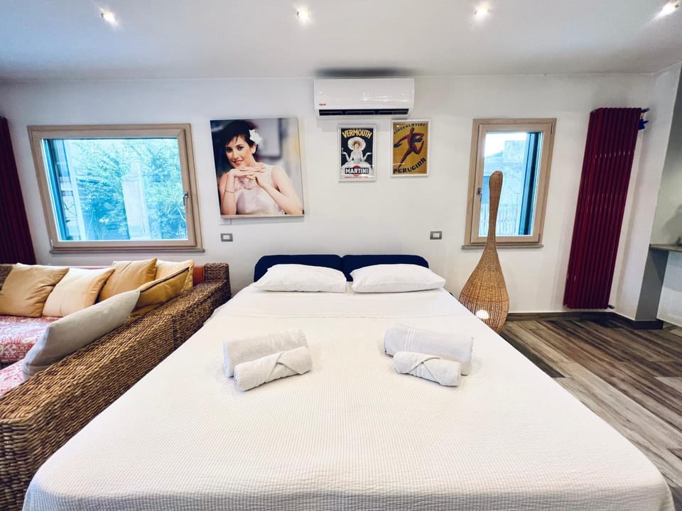 Bed, Living room