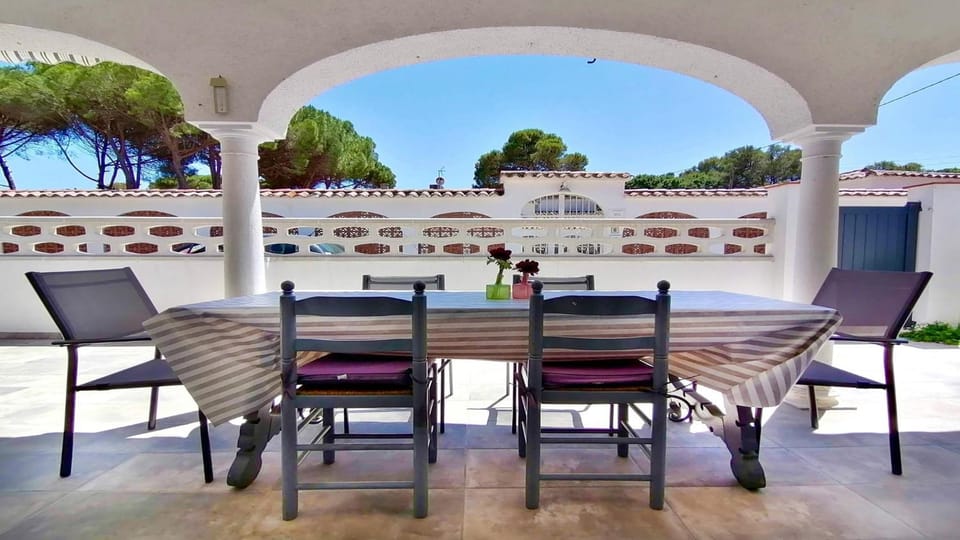 Patio, Facade/entrance, Day, View (from property/room), Balcony/Terrace, Dining area