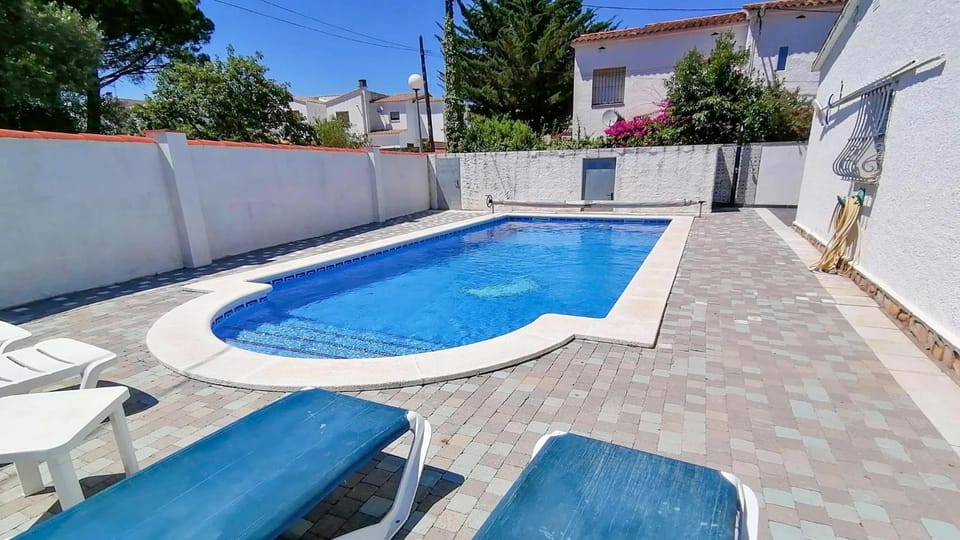 Property building, Patio, Day, Pool view, Swimming pool, sunbed