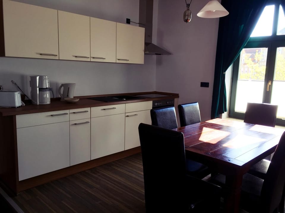 Coffee/tea facilities, Kitchen or kitchenette, Decorative detail, Seating area, Dining area