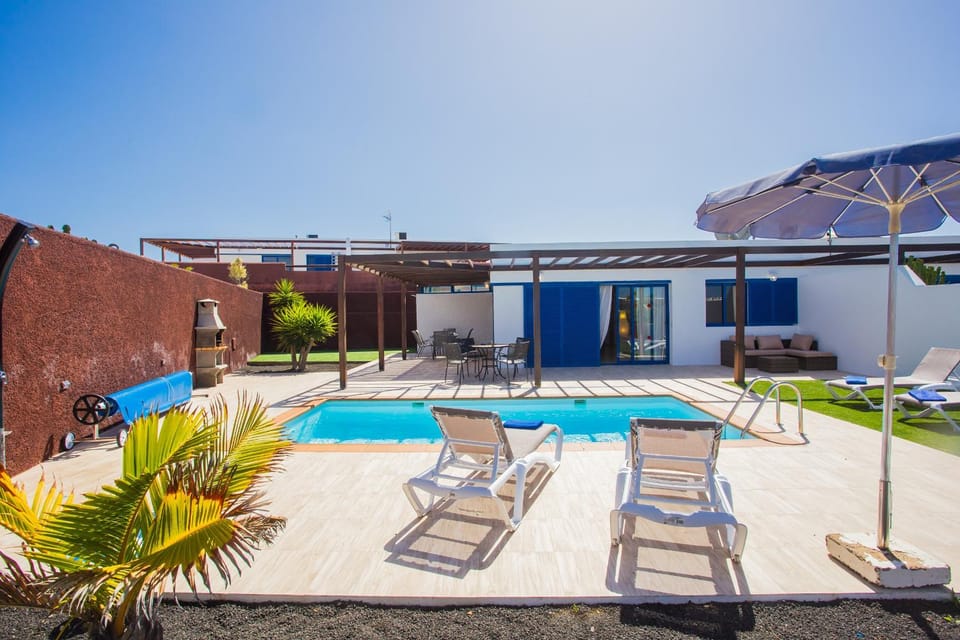 Property building, Pool view, Swimming pool, sunbed