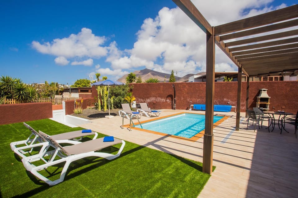 Property building, Mountain view, Pool view, sunbed