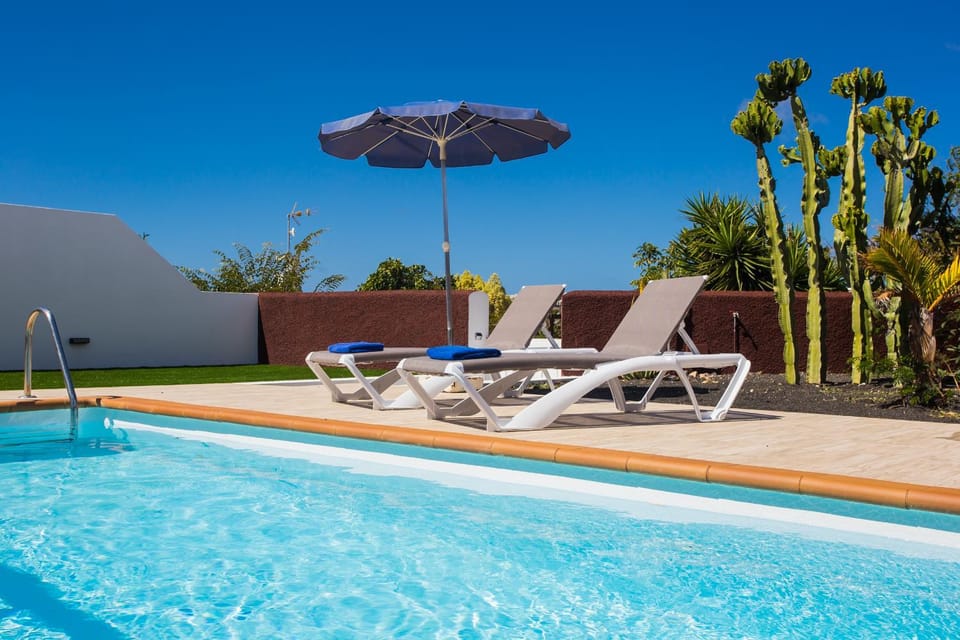 Property building, Swimming pool, sunbed