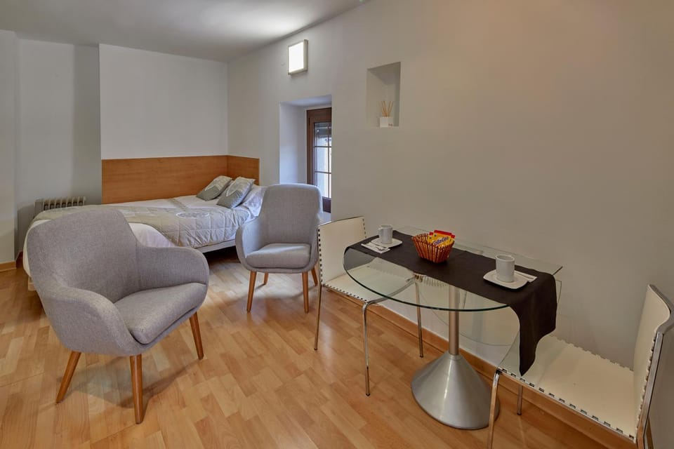Coffee/tea facilities, Living room, Seating area, Bedroom